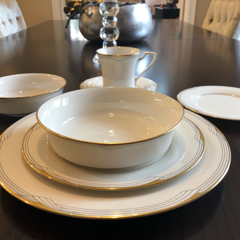 🆕 16 people Noritake "Golden Cove" dining set